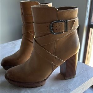 Chic Tan Leather Heeled Boots